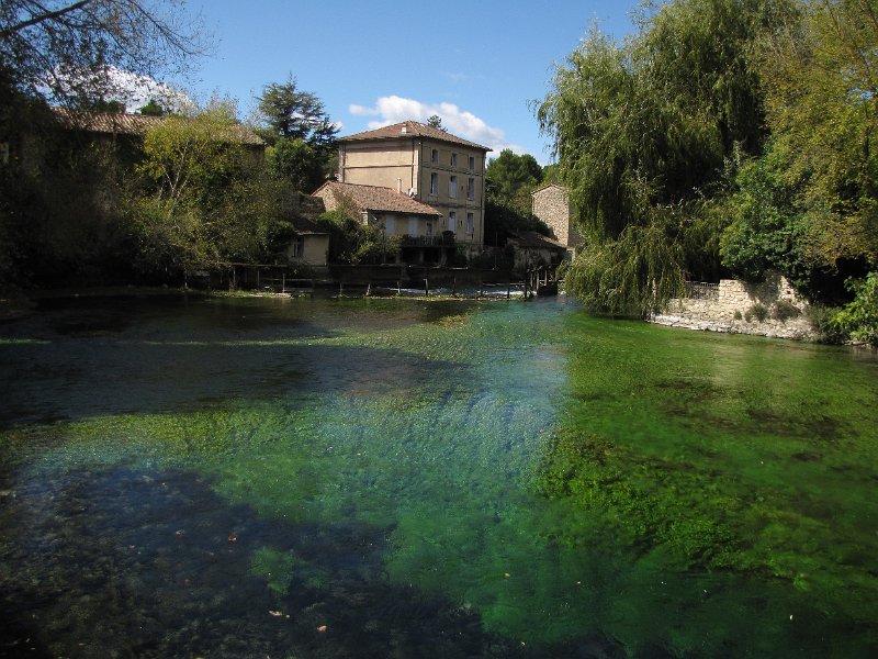de sorgue bij fontaine de vaucluse.jpg - De Sorgue heeft mooi helder water.